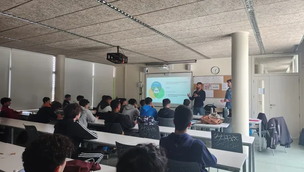 Aula del CIFP Can Marines con estudiantes escuchando una charla sobre desarrollo sostenible