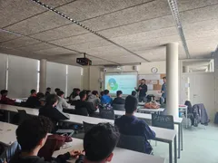 Aula del CIFP Can Marines con estudiantes escuchando una charla sobre desarrollo sostenible