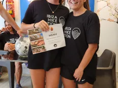Voluntarios con camiseta de Ibiza Hike Station sonriendo en el sorteo de cierre de la limpieza