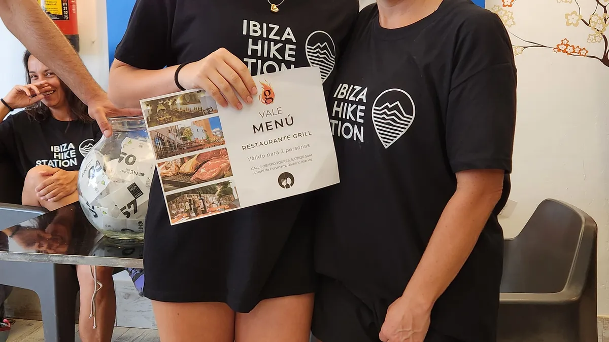 Voluntarios con camiseta de Ibiza Hike Station sonriendo en el sorteo de cierre de la limpieza
