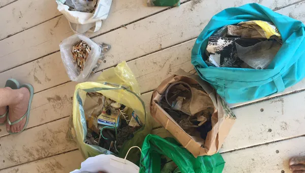 Residuos separados por tipo en bolsas de colores, incluida una bolsa llena de colillas
