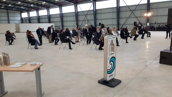 Público con mascarilla sentado y distanciado en la inauguración de la planta de Ca na Putxa, con un dispensador de agua de Cleanwave en primer plano