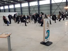 Público con mascarilla sentado y distanciado en la inauguración de la planta de Ca na Putxa, con un dispensador de agua de Cleanwave en primer plano