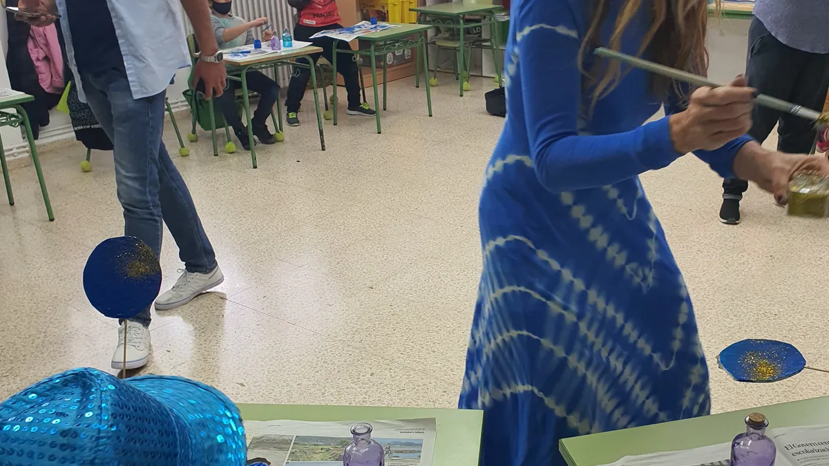 Alumnos pintando planetas en un taller sobre el universo en un colegio de Ibiza