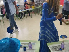 Alumnos pintando planetas en un taller sobre el universo en un colegio de Ibiza