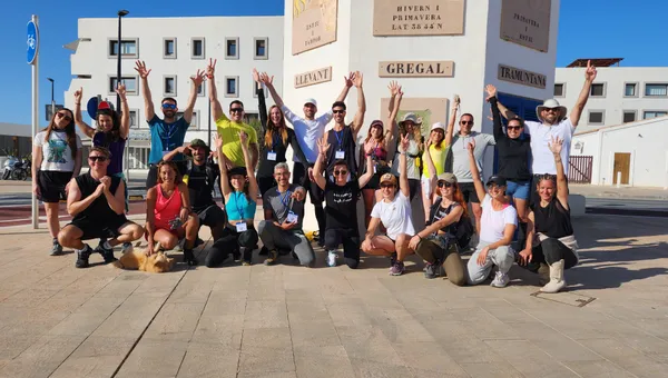 Grupo de voluntarios celebrando junto a la rosa de los vientos del puerto de Formentera