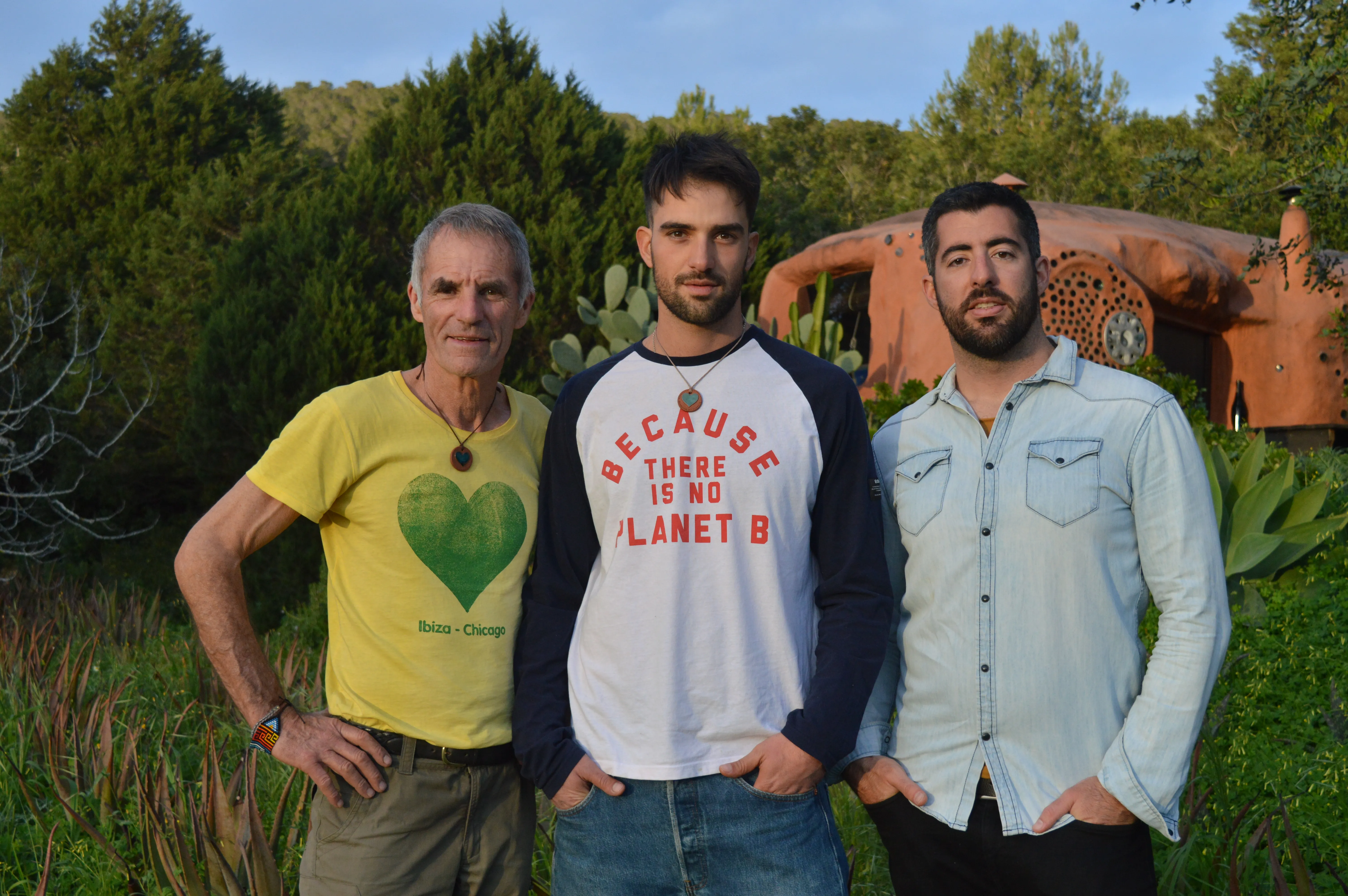 Chris Dews, Mirko Abbruzzese y Diego de la Viña juntos en el campo ibicenco